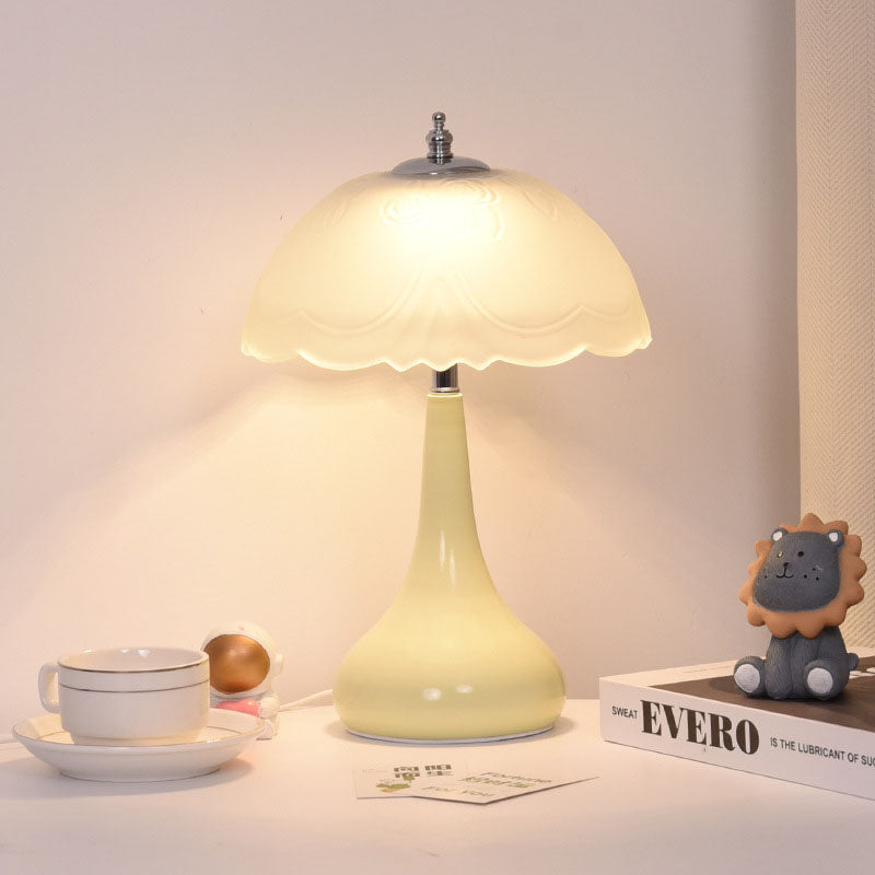 Lighteme Romantische Tischlampe im Creme-Stil