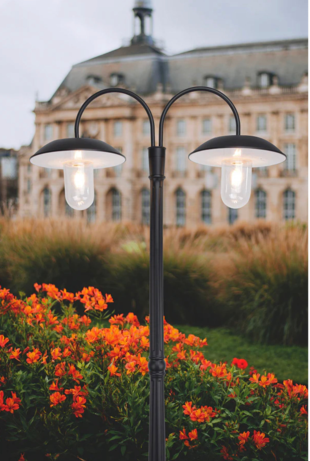 Lampadaire solaire d'extérieur Lighteme à double tête, du crépuscule à l'aube, ampoules incluses, noir (tête et poteau)