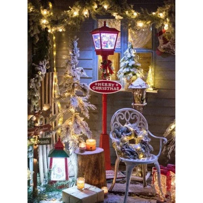 Leichte verschneite Weihnachtsstraßenbeleuchtung