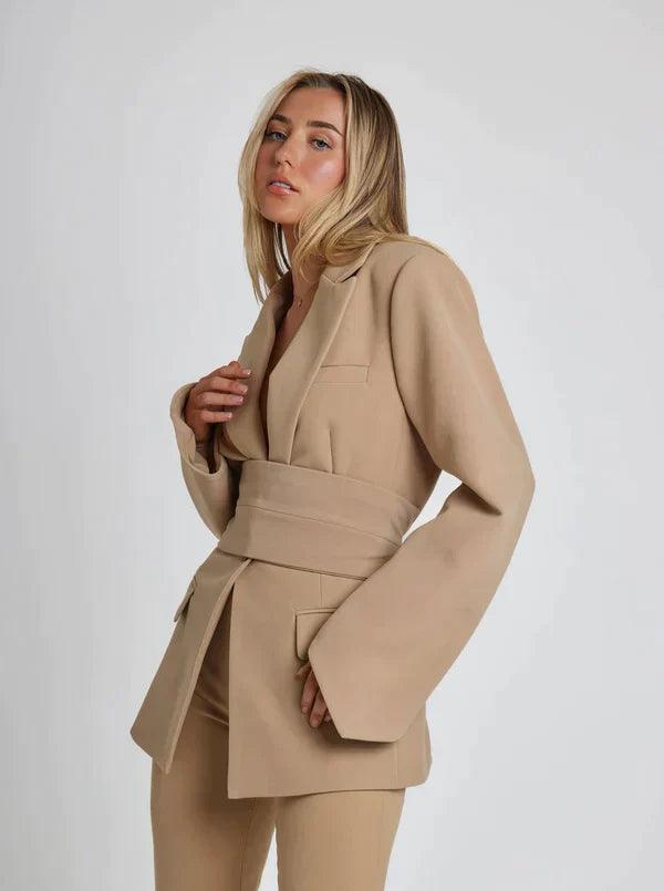 Heller Blazer mit Gürtel