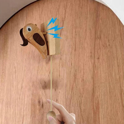Handgefertigte Türklingel aus Holz von Lighteme in Form eines Spechts