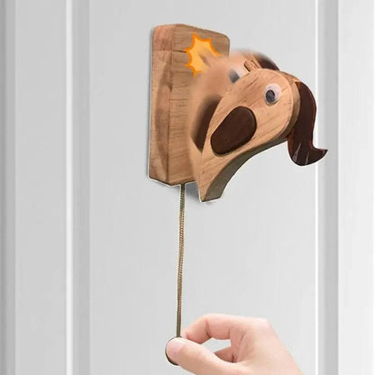 Handgefertigte Türklingel aus Holz von Lighteme in Form eines Spechts