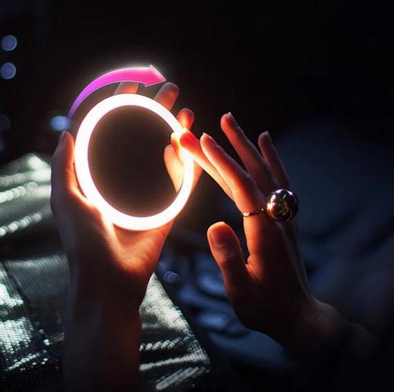 Lighteme Kabelloser LED-Kosmetikspiegel mit Ladefunktion