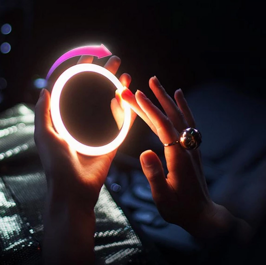 Lighteme Kabelloser LED-Kosmetikspiegel mit Ladefunktion