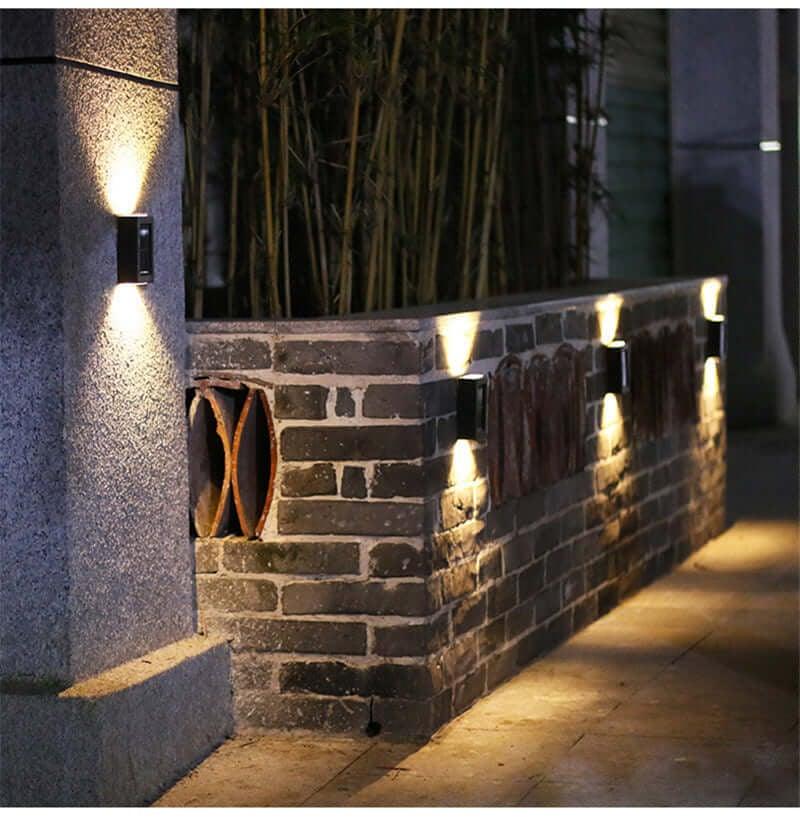 Applique murale d'extérieur étanche à énergie solaire Lighteme | ACHETEZ-EN 1, OBTENEZ-EN 1 GRATUITEMENT (2 PIÈCES)