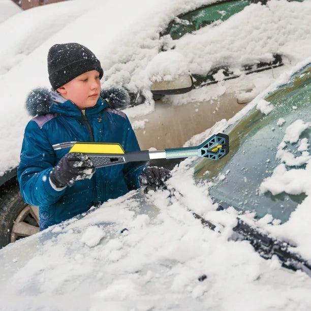 Leichter Schneepflug für das Auto im Winter