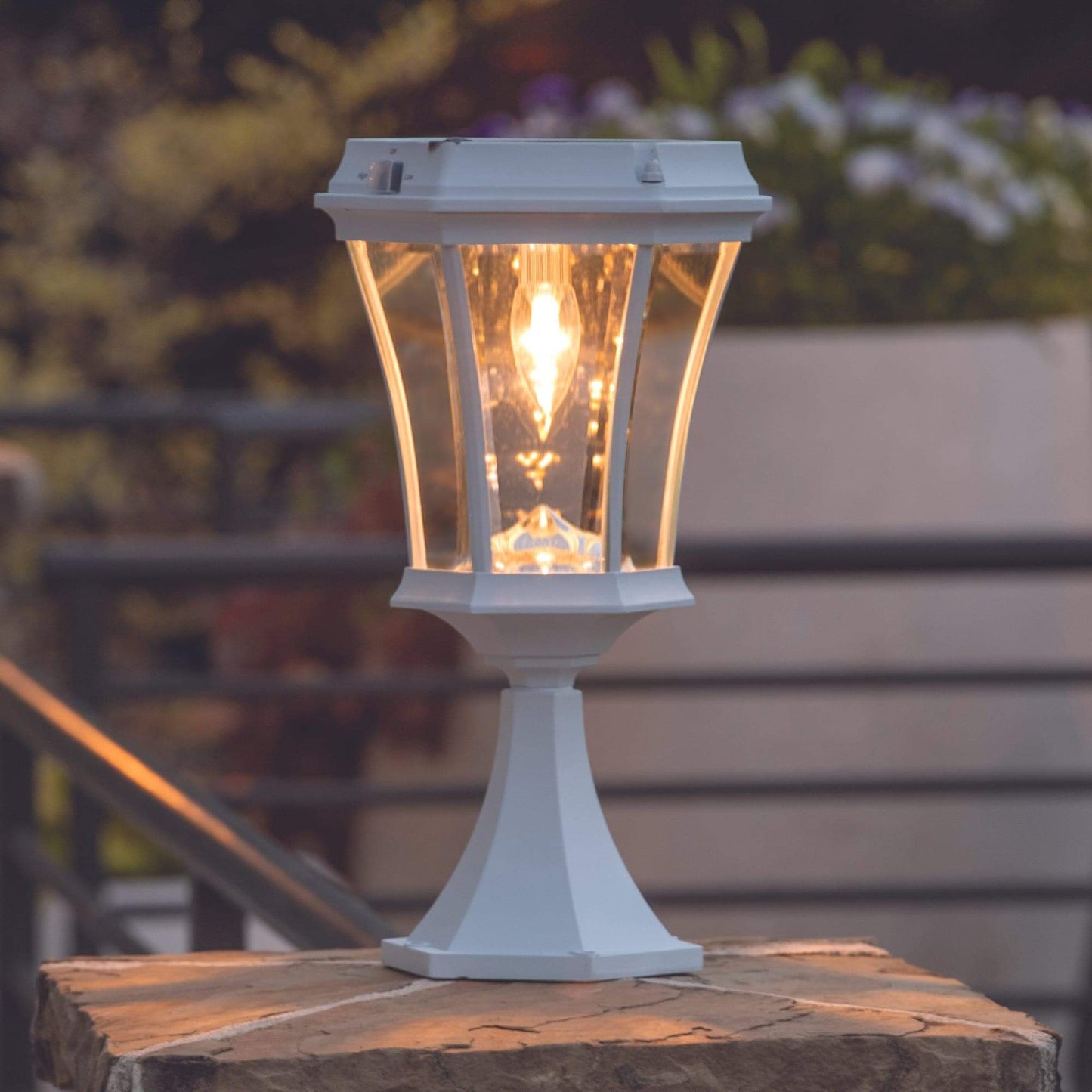 Lampadaire solaire blanc Lighteme - Lampe solaire à ampoule