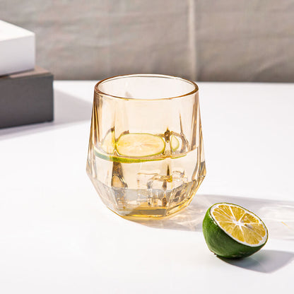 Helles, bernsteinfarbenes, sechseckiges Glasgefäß