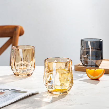 Helles, bernsteinfarbenes, sechseckiges Glasgefäß