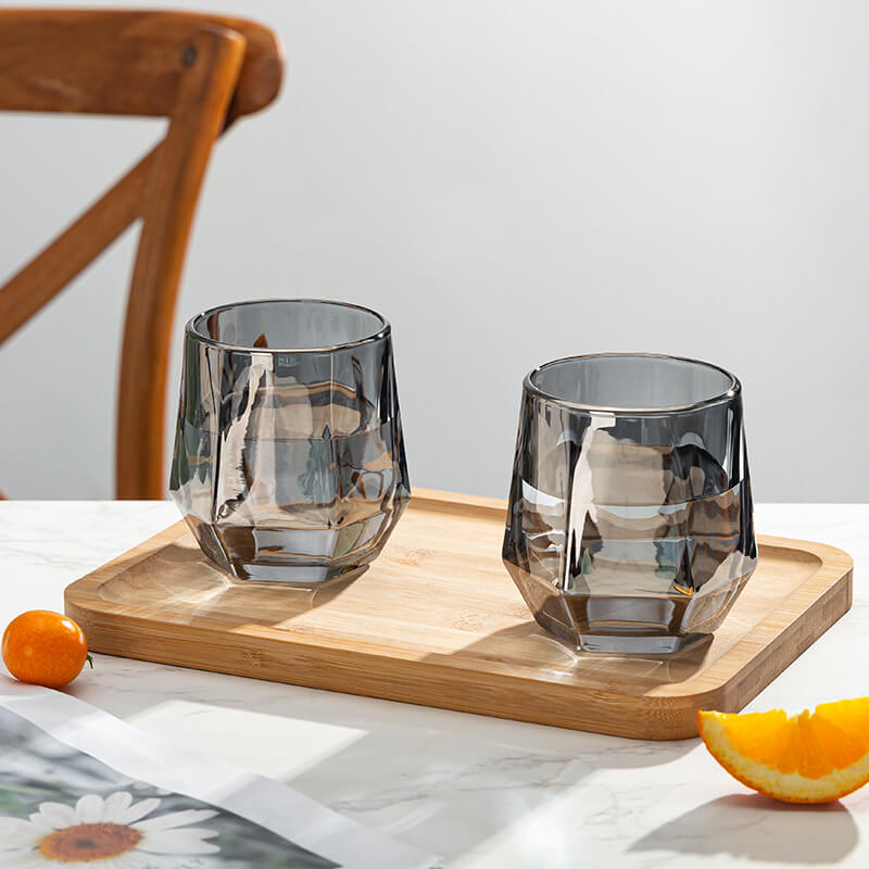 Helles, bernsteinfarbenes, sechseckiges Glasgefäß
