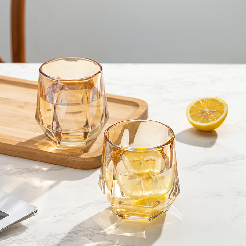 Helles, bernsteinfarbenes, sechseckiges Glasgefäß