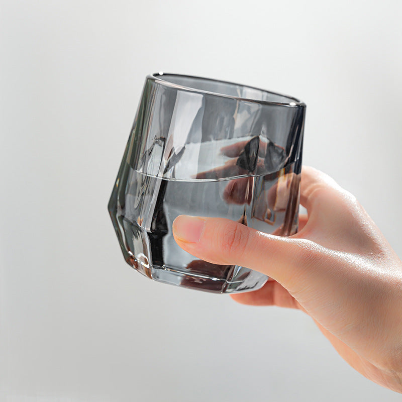 Helles, bernsteinfarbenes, sechseckiges Glasgefäß