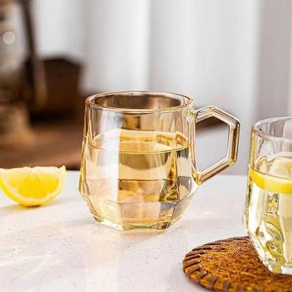 Helles, bernsteinfarbenes, sechseckiges Glasgefäß