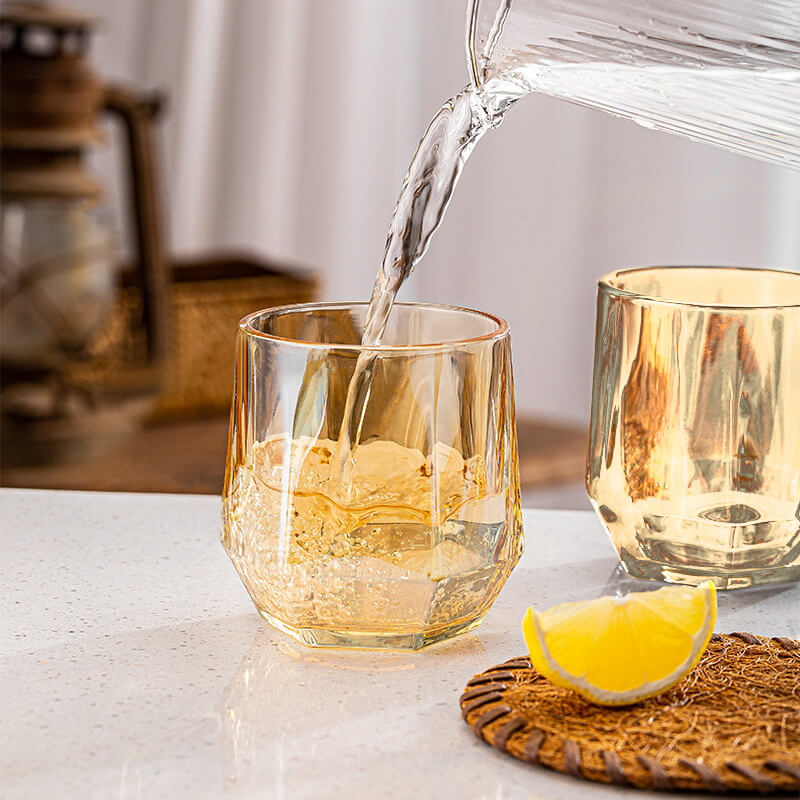 Helles, bernsteinfarbenes, sechseckiges Glasgefäß