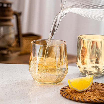 Helles, bernsteinfarbenes, sechseckiges Glasgefäß
