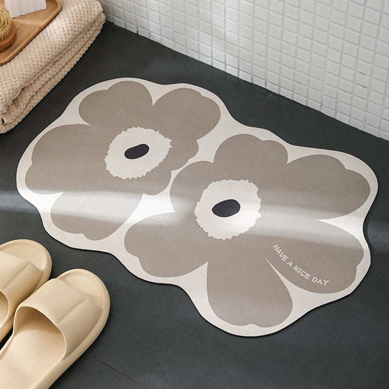 Badematte aus Kieselalgenschlamm mit Blumenmotiv von Lighteme