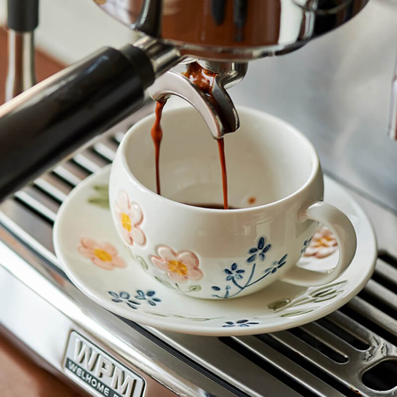 Lighteme Keramiktasse und Untertasse mit Blumendruck