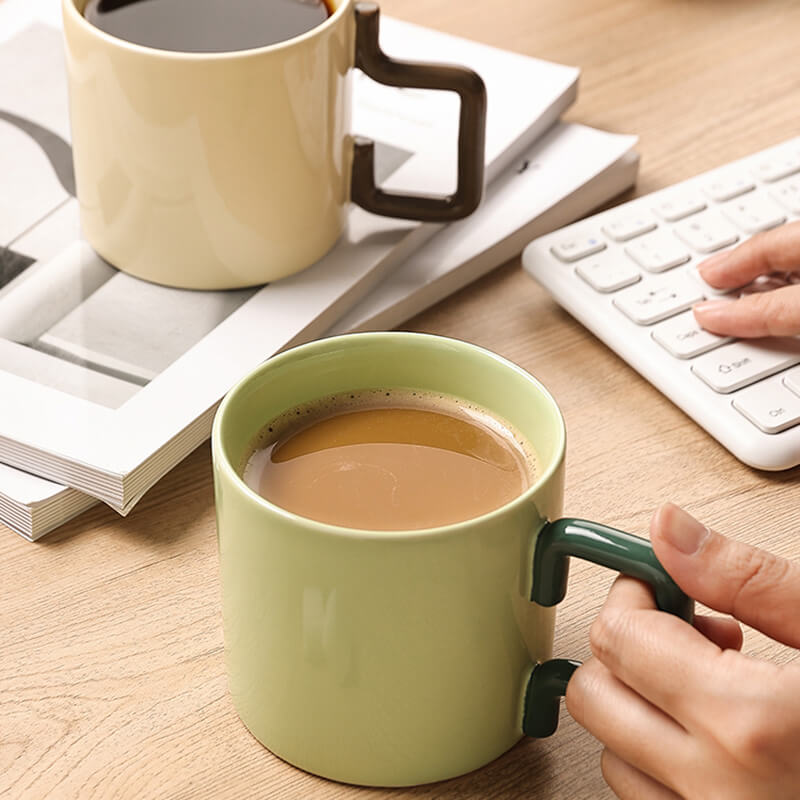 Lighteme Keramiktasse mit geometrischem Griff