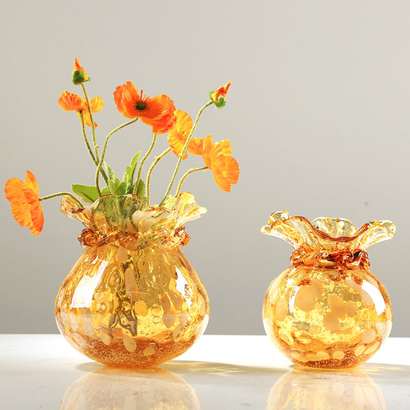 Wundertütenvase mit heller Glasur