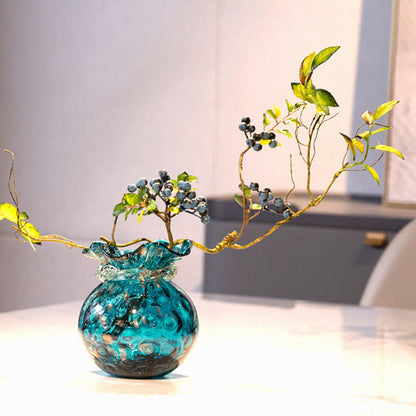 Wundertütenvase mit heller Glasur