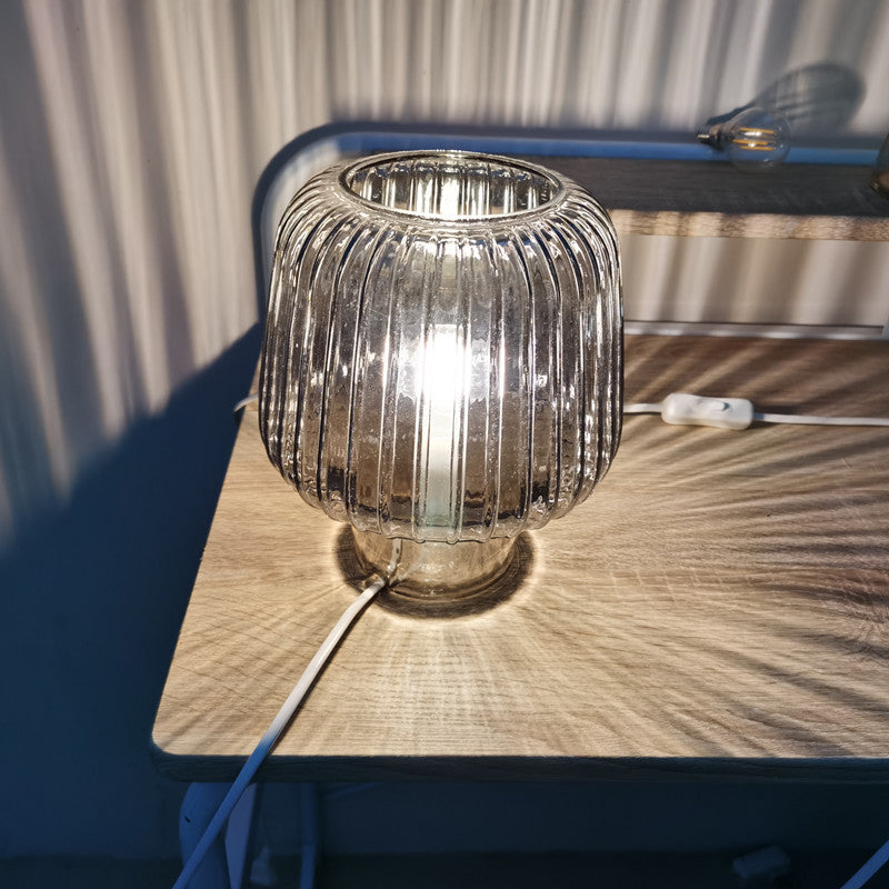 Lighteme Tischlampe aus gehämmertem Glas