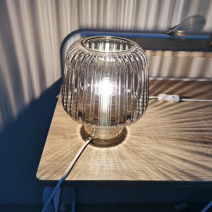 Lighteme Tischlampe aus gehämmertem Glas