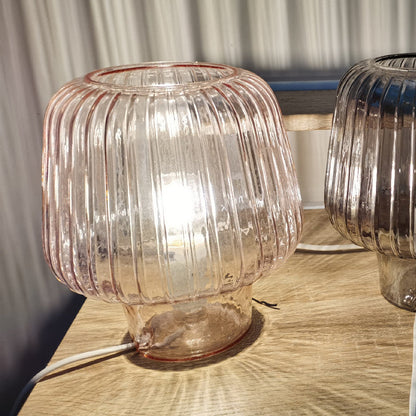 Lighteme Tischlampe aus gehämmertem Glas