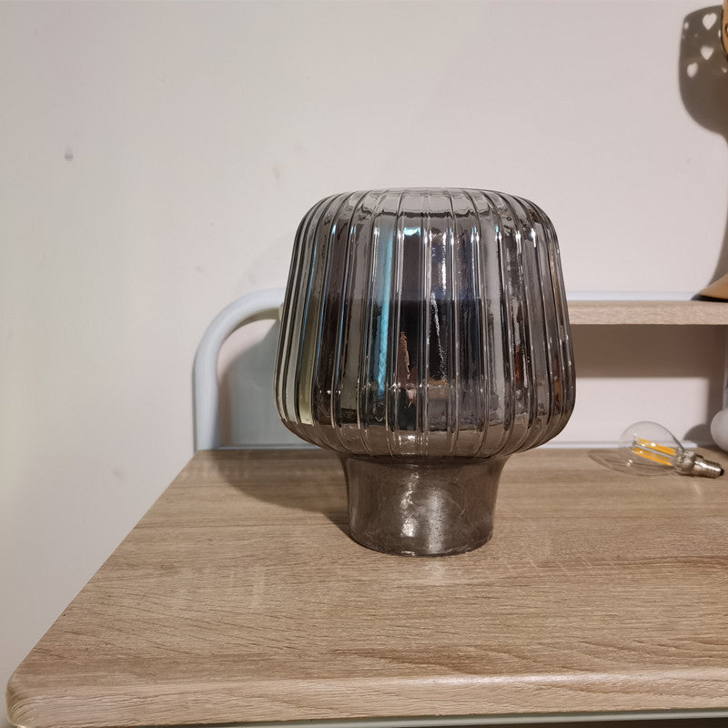 Lighteme Tischlampe aus gehämmertem Glas