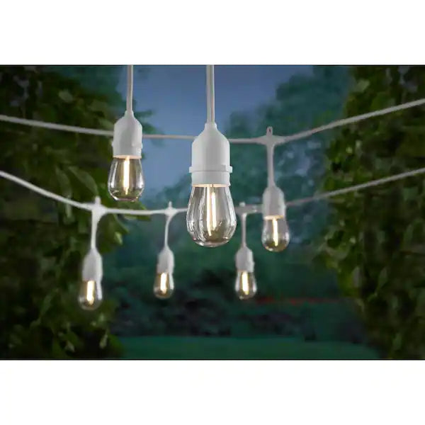 Lighteme 48 Fuß lange LED-Lichterkette für den Außenbereich zum Einstecken – 24 bruchsichere und wasserdichte Glühbirnen – Handelsqualität – UL-gelistetes Hochleistungskabel 