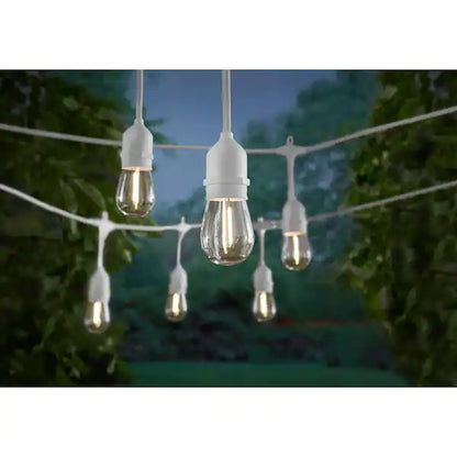 Lighteme 48 Fuß lange LED-Lichterkette für den Außenbereich zum Einstecken – 24 bruchsichere und wasserdichte Glühbirnen – Handelsqualität – UL-gelistetes Hochleistungskabel 