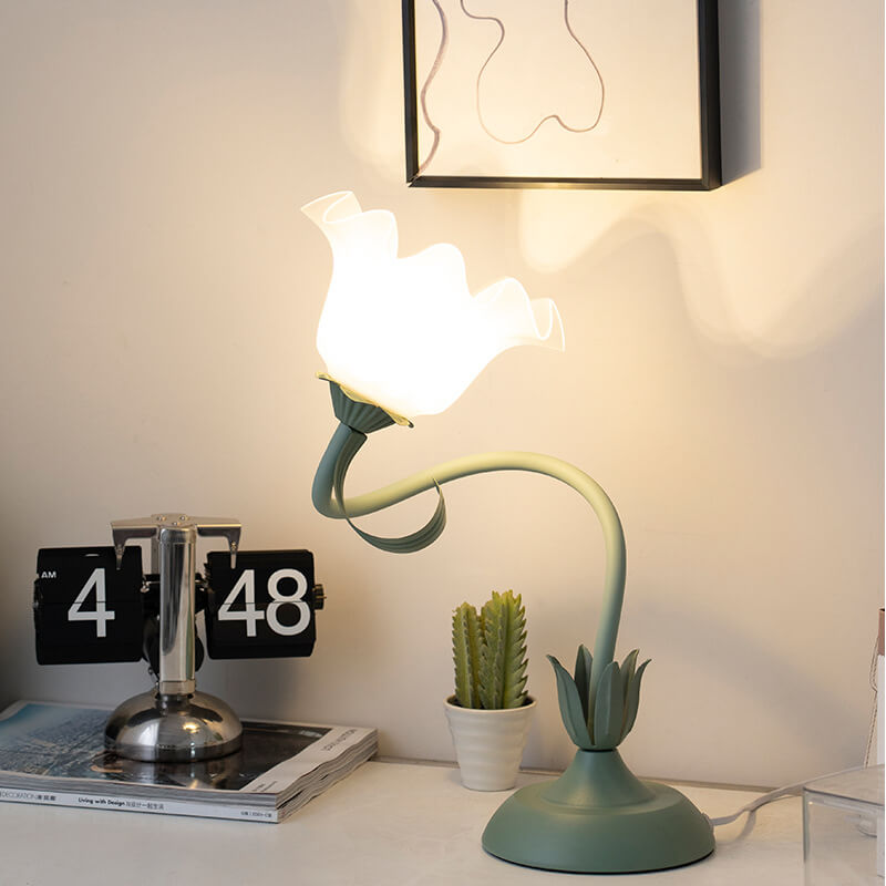 Lighteme Tischlampe im neuen Stil mit romantischen Blumenmotiven
