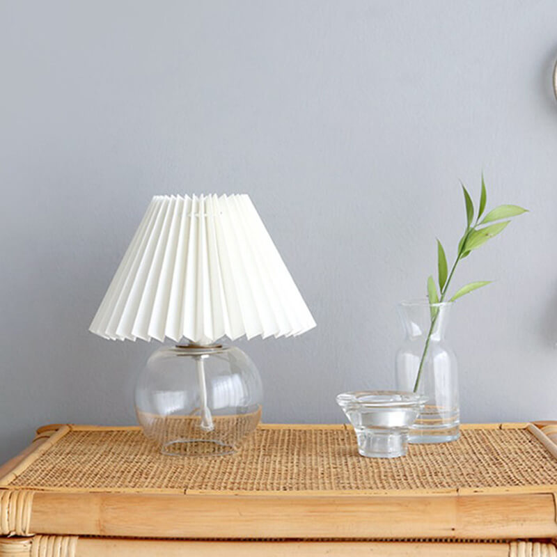 Lighteme Tischlampe mit plissiertem Glasfuß