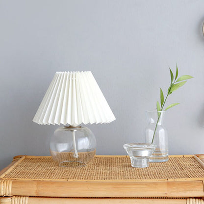 Lighteme Tischlampe mit plissiertem Glasfuß