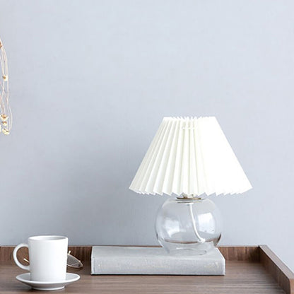 Lighteme Tischlampe mit plissiertem Glasfuß
