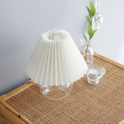 Lighteme Tischlampe mit plissiertem Glasfuß