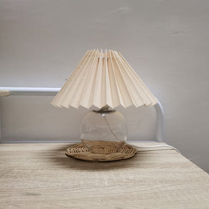 Lighteme Tischlampe mit plissiertem Glasfuß