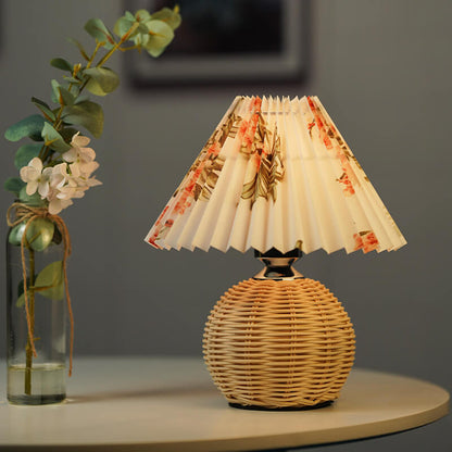 Lampe de table plissée en rotin Lighteme