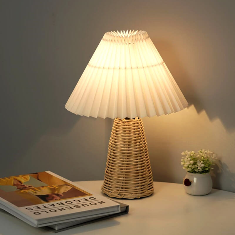 Lampe de table plissée en rotin Lighteme