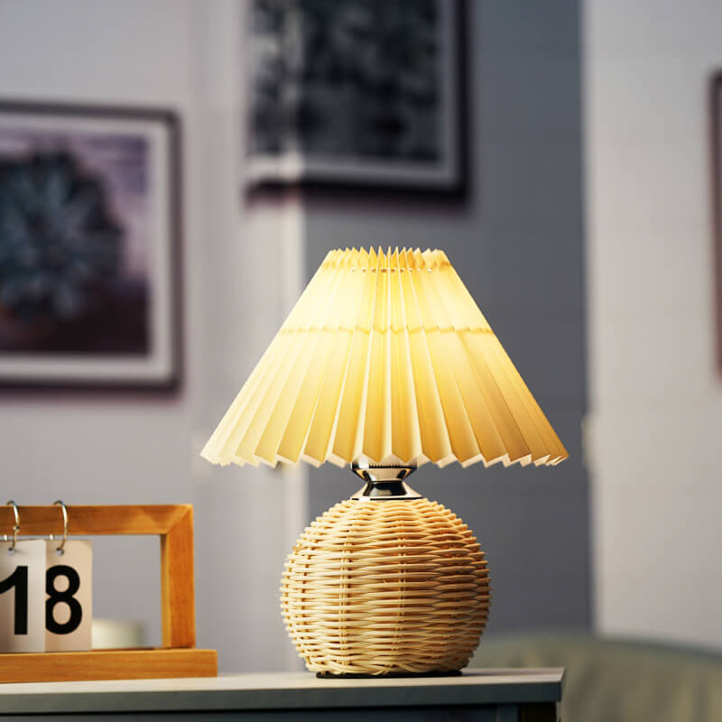 Lampe de table plissée en rotin Lighteme