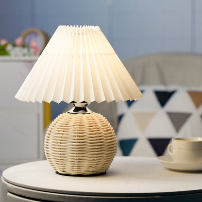 Lampe de table plissée en rotin Lighteme