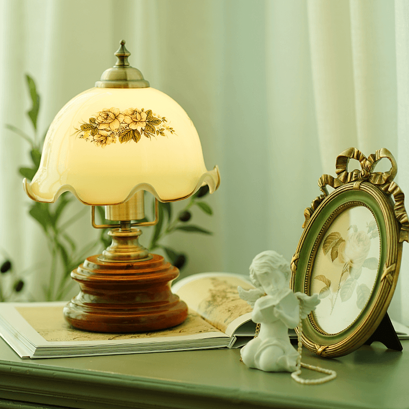 Lampe de table rétro en verre à motif floral Lighteme