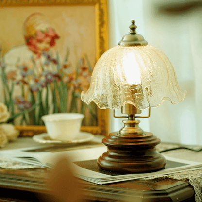 Lampe de table rétro en verre à motif floral Lighteme