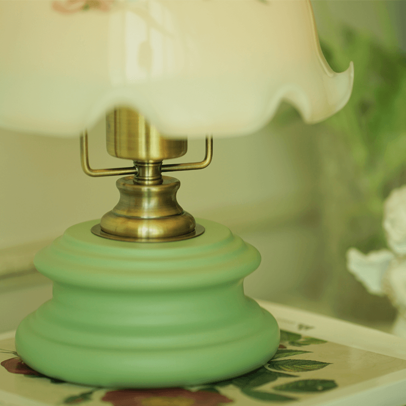 Lampe de table rétro en verre à motif floral Lighteme