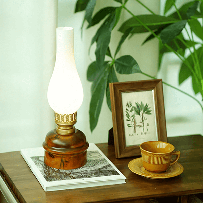 Lighteme Retro-Tischlampe in Petroleumform
