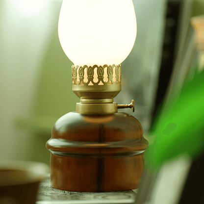 Lighteme Retro-Tischlampe in Petroleumform