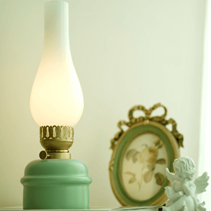 Lighteme Retro-Tischlampe in Petroleumform