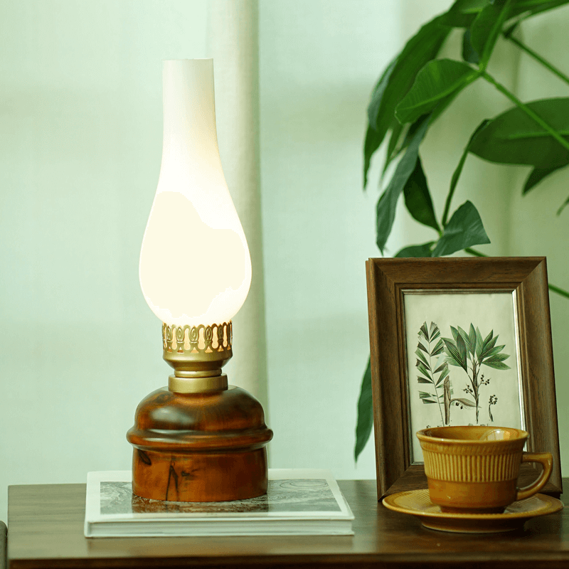 Lighteme Retro-Tischlampe in Petroleumform
