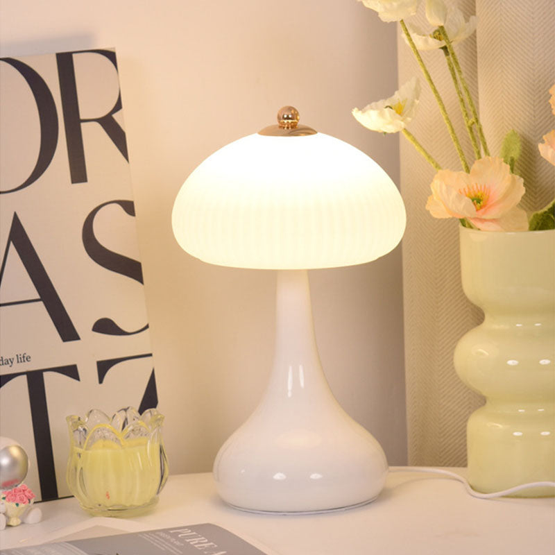 Lighteme Romantische Tischlampe im Creme-Stil