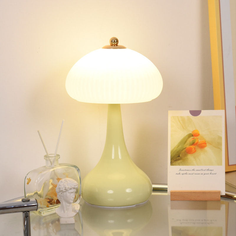 Lighteme Romantische Tischlampe im Creme-Stil