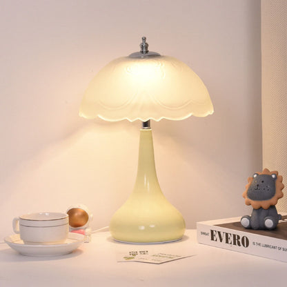 Lighteme Romantische Tischlampe im Creme-Stil